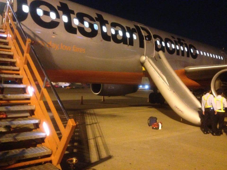 Hành khách mở cửa thoát hiểm. Ảnh: Quang Huỳnh