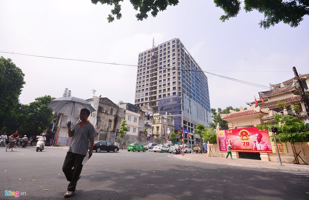 Tòa nhà 17 tầng nhìn từ đường Lê Trực. Ảnh: Lê Hiếu.