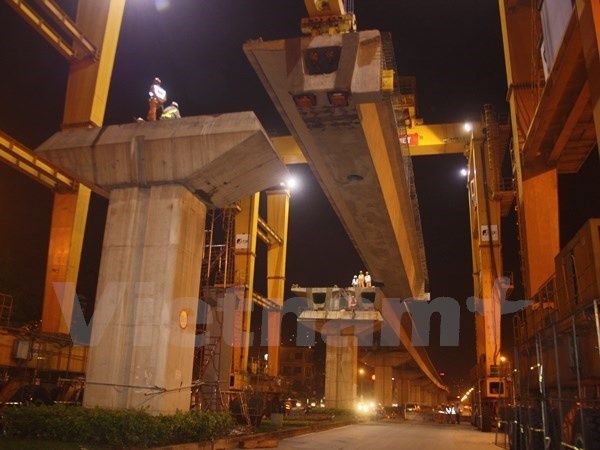 Lao lắp dầm tuyến đường sắt đô thị Cát Linh-Hà Đông.