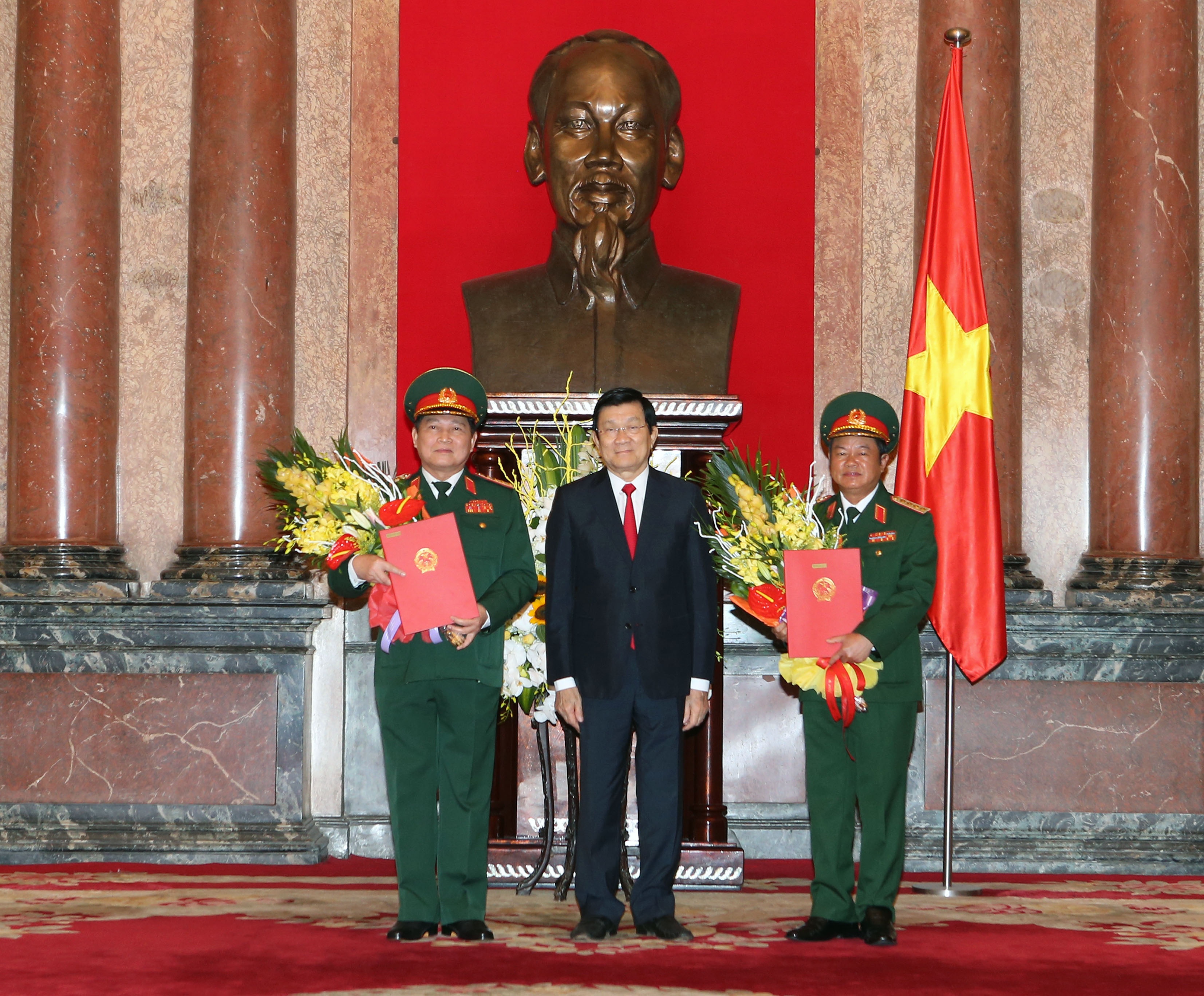 Chủ tịch nước Trương Tấn Sang trao quyết định phong hàm Đại tướng cho đồng chí Ngô Xuân Lịch và đồng chí Đỗ Bá Tỵ