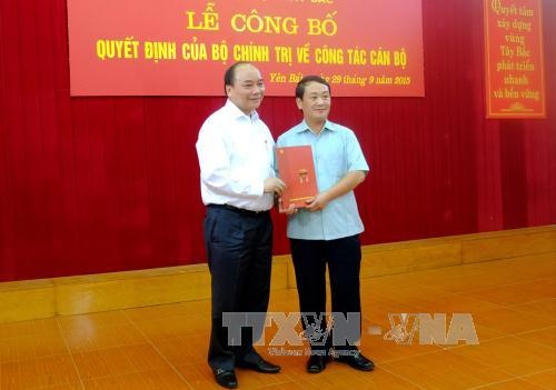 Phó Thủ tướng Nguyễn Xuân Phúc trao Quyết định của Bộ Chính trị cho đồng chí Hầu A Lềnh. Ảnh: Thế Duyệt – TTXVN