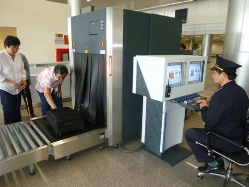 Nhan vien ve sinh san bay 'bo tui' dien thoai cua khach hinh anh