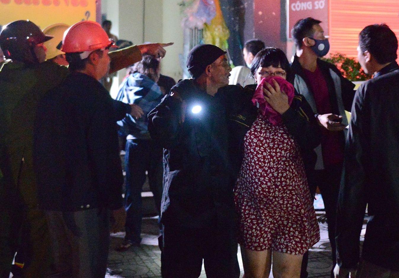 4 gio giai cuu cu dan mac ket tai chung cu 35 tang hinh anh