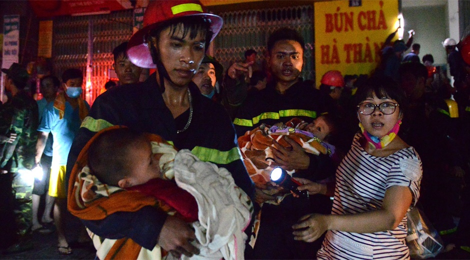 Chay chung cu, hon 100 nguoi duoc giai cuu hinh anh