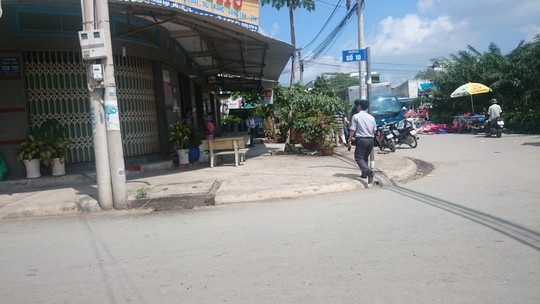 Bi vo bo, chong mua 4 lit xang tu thieu hinh anh