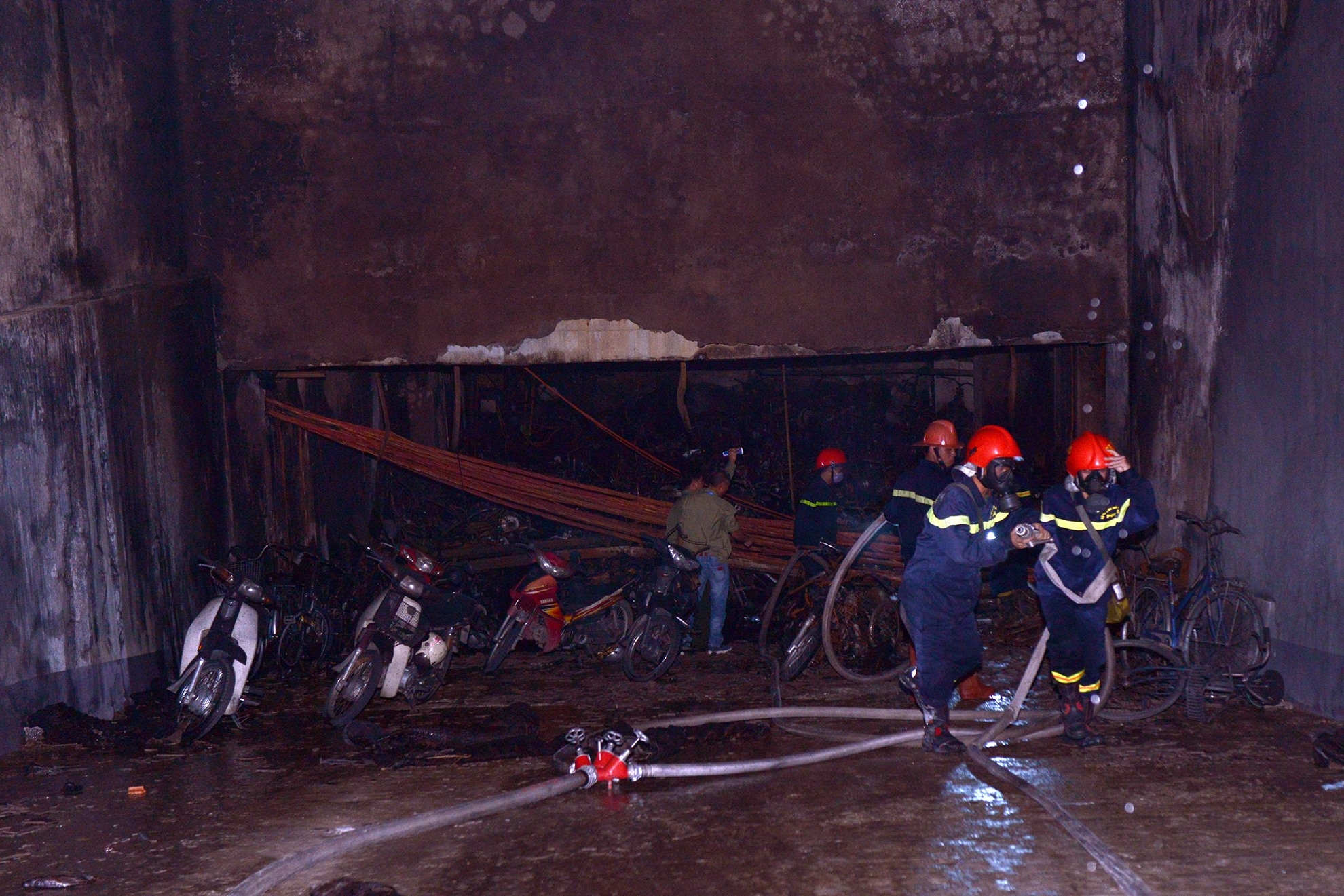 Do đám cháy tỏa ra nhiều khói, nên ngoài xe chữa cháy, xe thang, cảnh sát PCCC đã điều xe cứu nạn cứu hộ, quạt hút khói tới hiện trường để hút khói đậm đặc tỏa ra từ tầng hầm chung cư, hạn chế khí độc bốc mạnh lên các tầng trên.