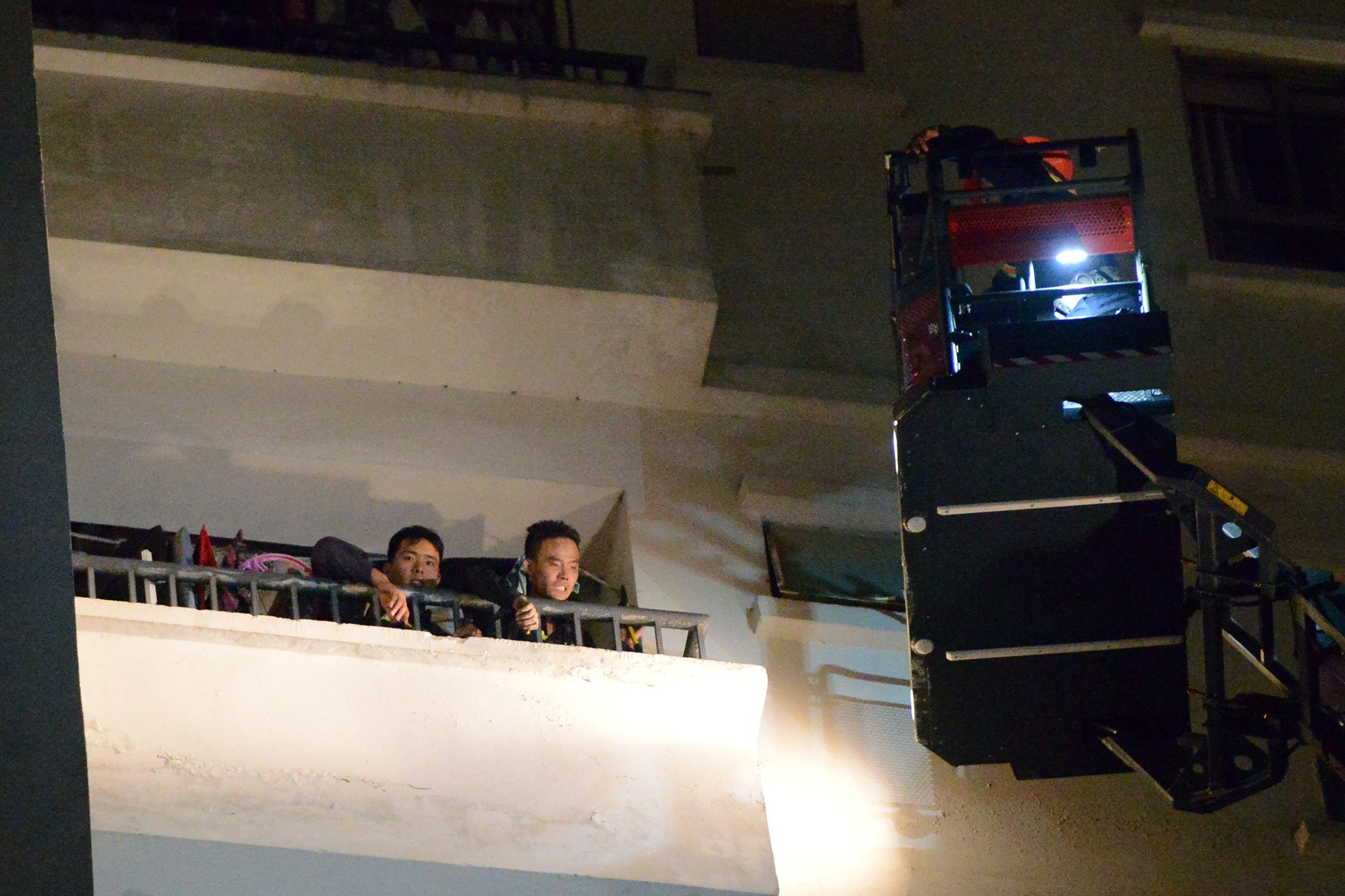 Giai cuu nguoi dan mac ket o chung cu 34 tang boc chay hinh anh