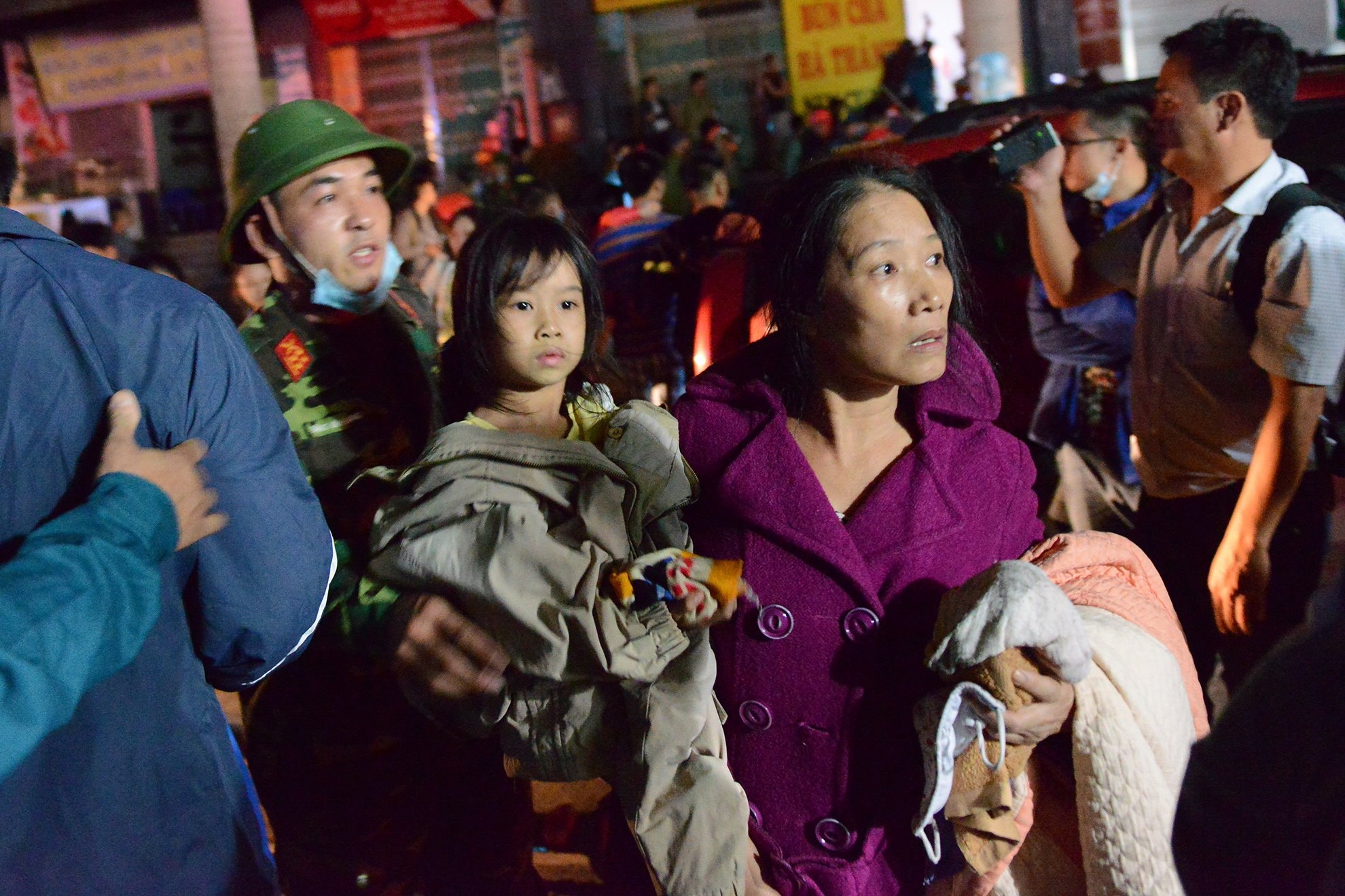 Cư dân tại đây hoảng loạn chạy xuống dưới, trong khi nhiều người mắc kẹt tại các tầng cao cầm đèn pin, điện thoại ra tín hiệu cầu cứu. 