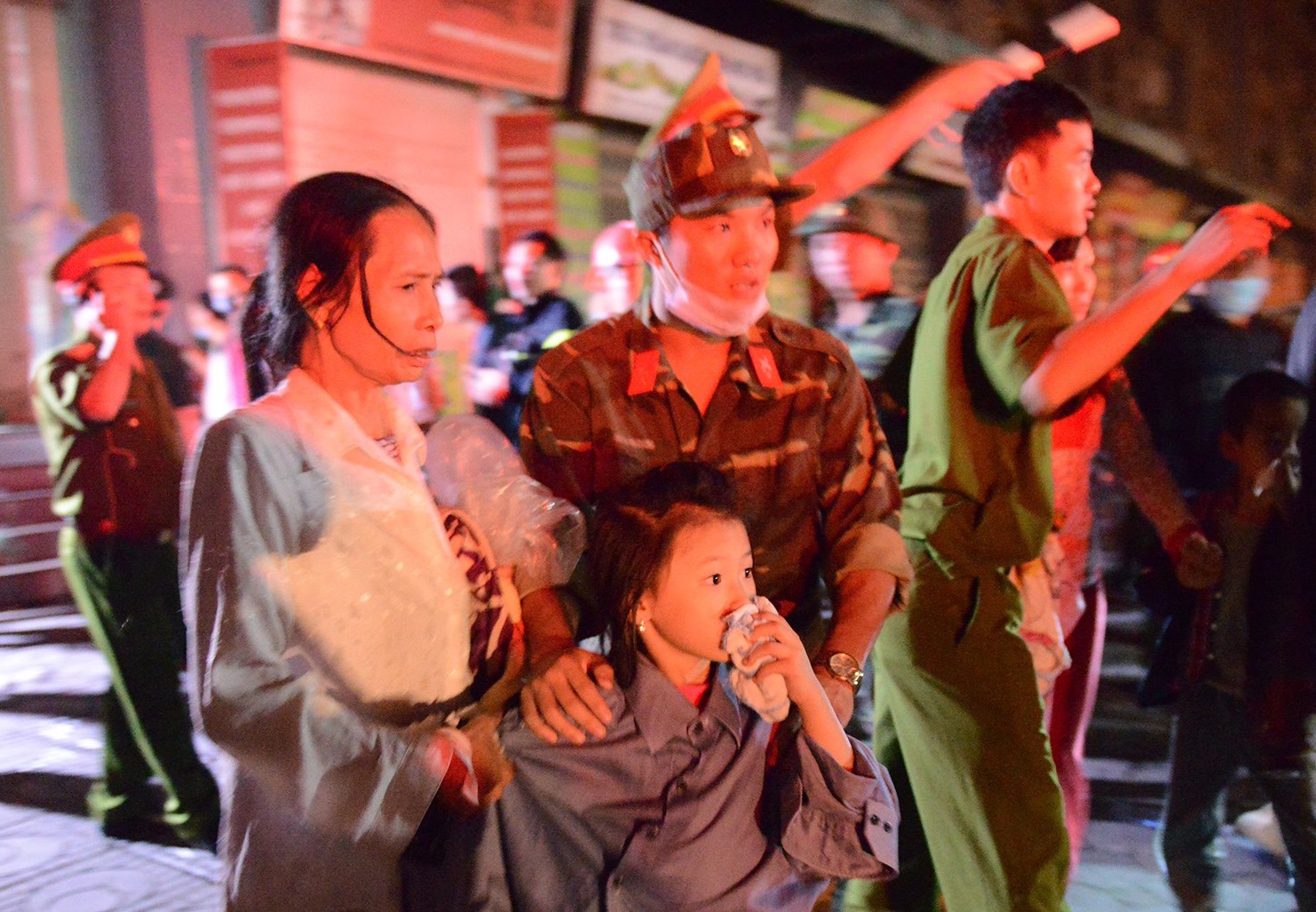 Lực lượng cứu hộ phát loa kêu gọi người dân chạy ngược lên trên các tầng cao của toà nhà để tránh khói đang bốc lên. 