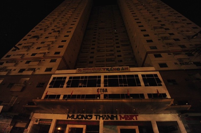 Người dân cho hay, đây không phải lần đầu chung cư 32 tầng của khoảng 1.800 hộ dân gặp phải cảnh mất điện do nổ biến áp. Ảnh: Hoàng Anh.