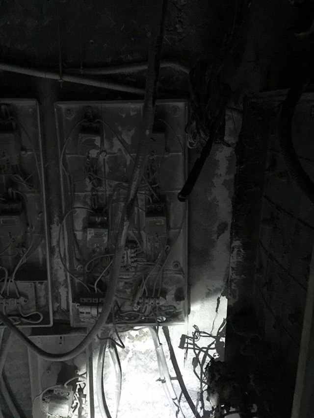 Khói đen bốc lên từ tầng kỹ thuật điện (tầng 9) của tòa nhà và lan dần ra các tầng khác