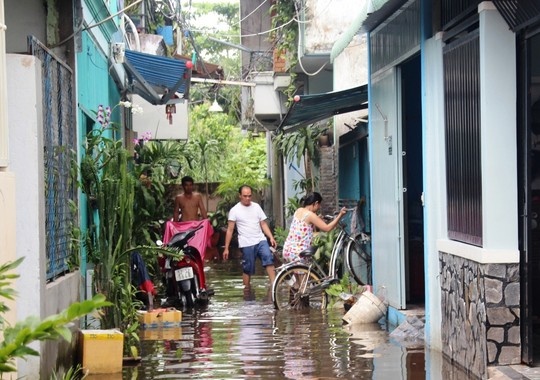 Cuộc sống của người dân bị đảo lộn mỗi khi có mưa lớn