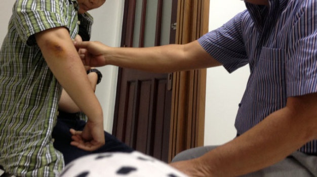 Khám cắt ngực tại một bệnh viện thẩm mỹ - Ảnh: Tâm Lụa