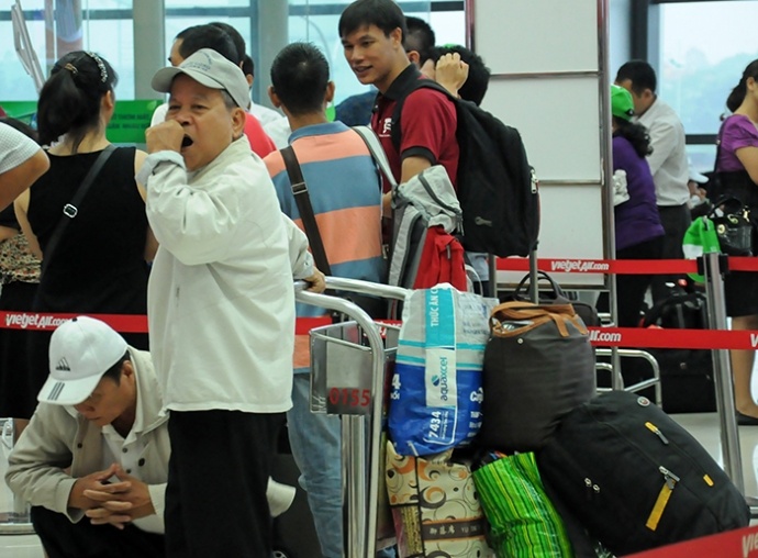 Tỉnh trạng chậm, hủy chuyến khiến hành khách bức xúc. Ảnh: Khánh Linh.