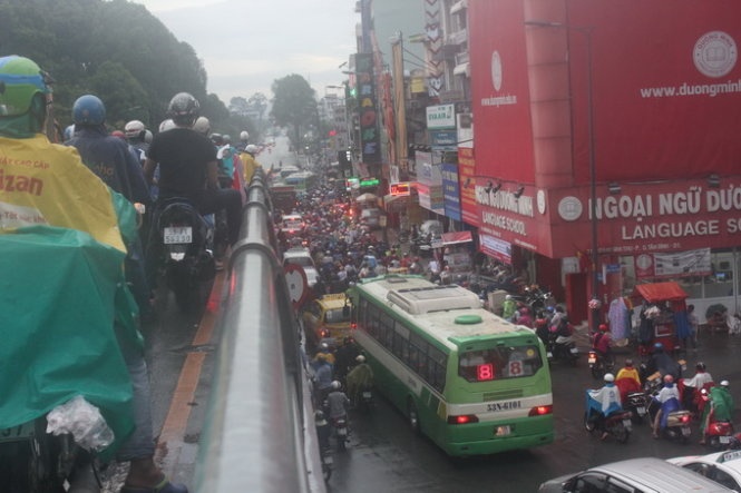 Cua ngo san bay Tan Son Nhat lai un tac hinh anh