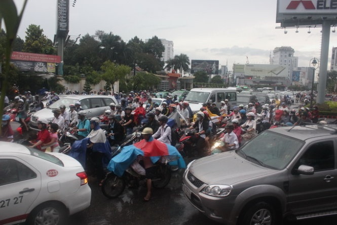 Dòng xe xếp hàng trên tại giao lộ Nguyễn Văn Trỗi và Hoàng Văn Thụ, Q.Phú Nhuận