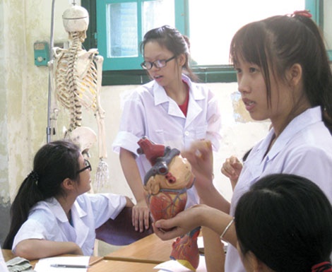 Các sinh viên học môn giải phẫu trên mô hình.