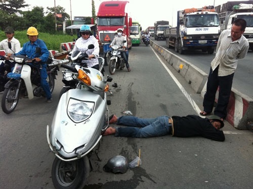 'Thay tai nan chi lo quay clip, chup anh dang Facebook' hinh anh