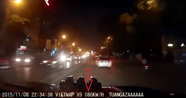 Camera hành trình của xe bán tải Ford Ranger cho thấy xe này đã đạt tốc độ 86 km/h ngay trong nội đô. 