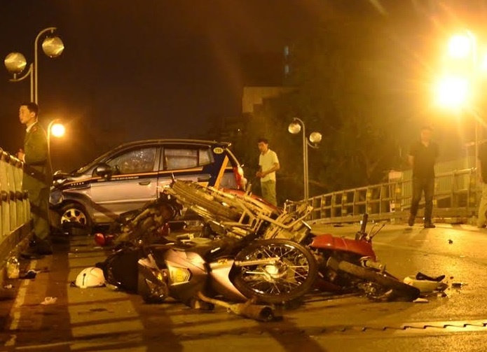 Hiện trường vụ tai nạn liên hoàn trên cầu vượt Thái Hà - Chùa Bộc (Hà Nội). Ảnh: Hoàn Nguyễn. 