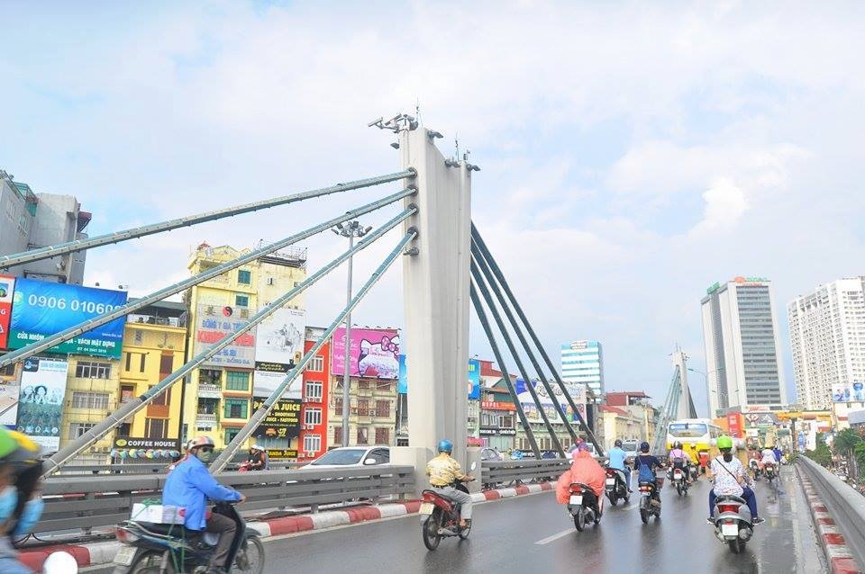 3 camera giao thông được lắp đặt trên cầu vượt Ngã Tư Sở. Ảnh: Hoàn Nguyễn.