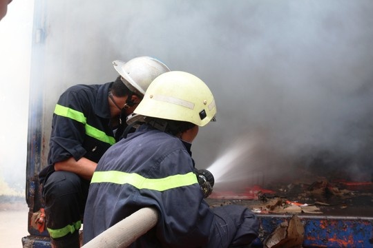 Thung container bat ngo boc chay giua bai dau xe hinh anh