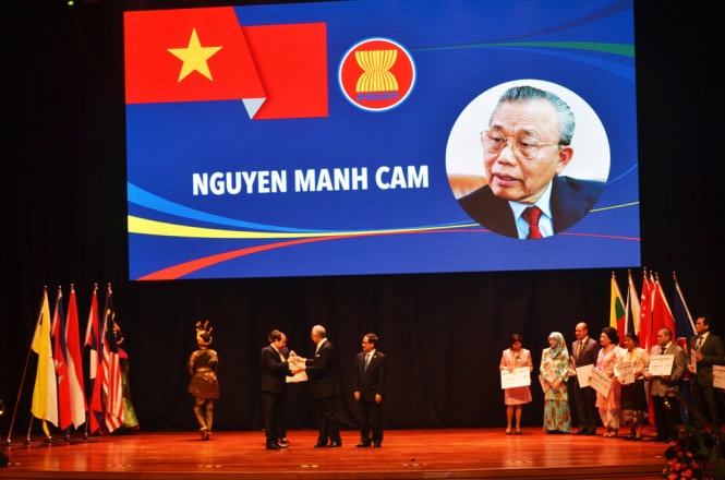 Ong Nguyen Manh Cam duoc trao giai thuong Nguoi dan ASEAN hinh anh