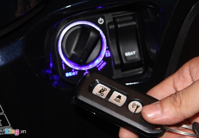 Hệ thống chìa khóa cơ, ổ khóa cũ được thay thế hoàn toàn bằng khóa thông minh gồm núm xoay, điều khiển từ xa FOB, bộ điều khiển, bộ vi xử lý trung tâm và hệ thống đầu kết nối khẩn cấp.