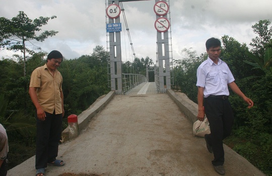 Cầu treo thôn 2 trước và sau khi được sửa chữa