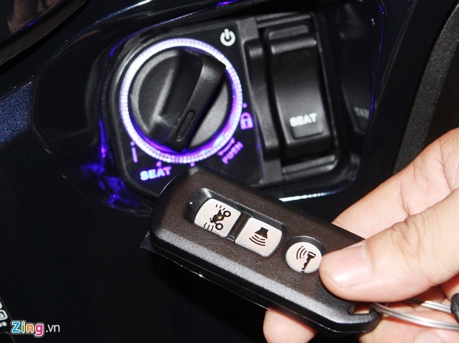 Hệ thống chìa khóa thông minh gồm thiết bị điều khiển FOB, cụm khóa, bộ điều khiển, bộ vi xử lý trung tâm và hệ thống đầu kết nối khẩn cấp.