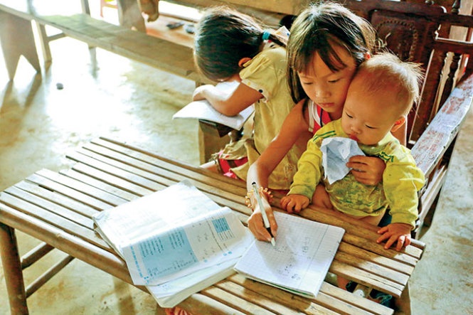 Các em nhỏ ở khu tái định cư Giang Đông chơi trò kéo co - Ảnh: Tiến Thành