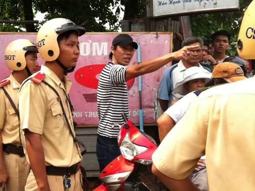 So vu chong lai canh sat giao thong gia tang hinh anh