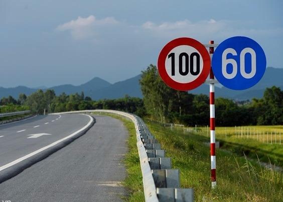 Nghich ly cao toc: Bien bao nho, duong khong den hinh anh