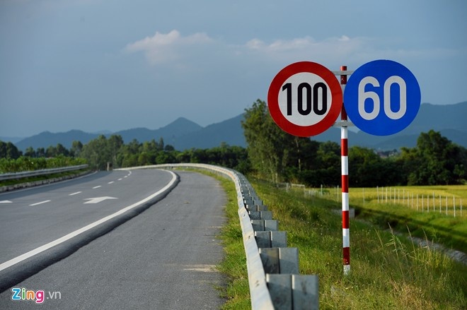 Biển báo giới hạn tốc độ trên cao tốc Hà Nội - Lào Cai được cắm ở bên phải đường, rất khó quan sát khi phóng tốc độ cao, nhất là ban đêm.
