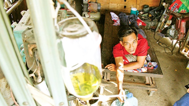 Do bị liệt nửa người nên sức khỏe của ông rất yếu, mỗi tuần đều phải chuyền nước để có sức làm việc