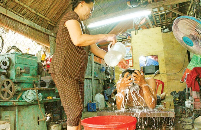 Hằng ngày, việc tắm rửa của ông phải nhờ sự phụ giúp của mẹ