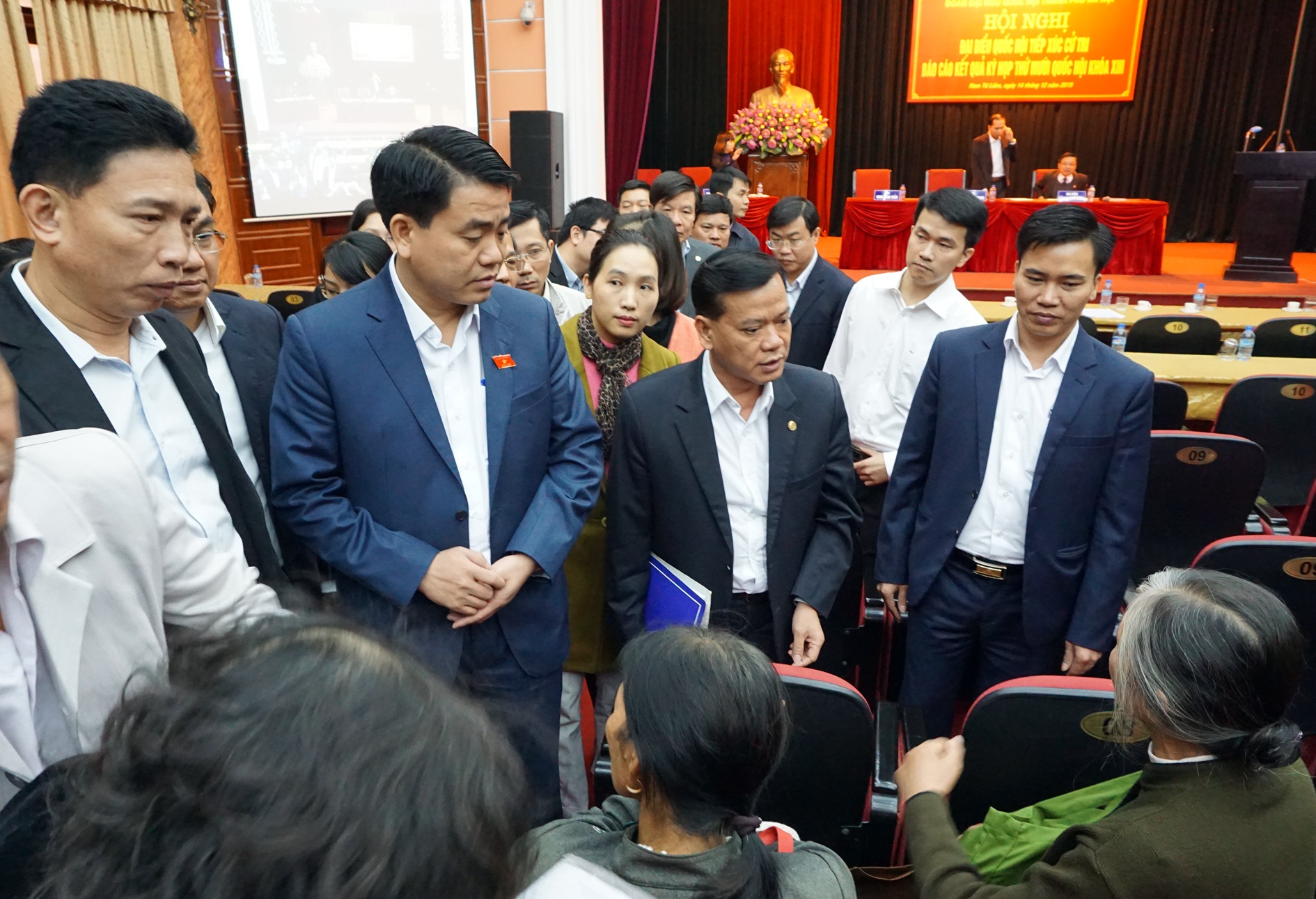 Dan bay to buc xuc voi tan Chu tich Ha Noi hinh anh