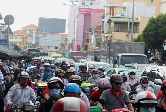 Taxi gay tai nan lien hoan, duong Phan Dang Luu un u mot gio hinh anh