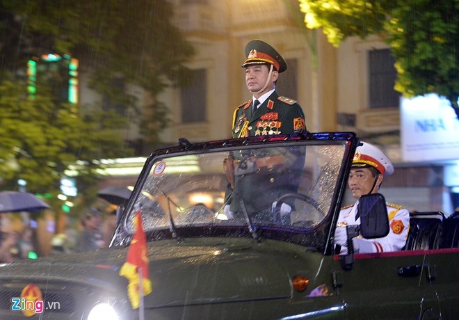 Tướng Võ Văn Tuấn đội mưa trong lễ Tổng duyệt diễu binh, diễu hành kỷ niệm 70 năm Quốc khánh, tối 29/8/2015. Ảnh:Lê Hiếu.