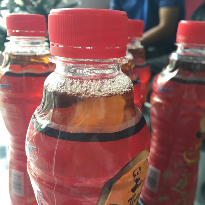 Chai trà thảo mộc Dr. Thanh có chất trắng lợn cợn như giấm trong lô hàng sáu chai mà anh Ngoan muốn nộp cho Hội bảo vệ người tiêu dùng TP Cần Thơ - Ảnh: Chí Quốc