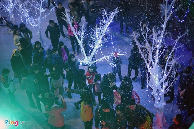 Con đường tuyết trong đêm Noel 2014 ở Hà Nội. Ảnh: Lê Hiếu.