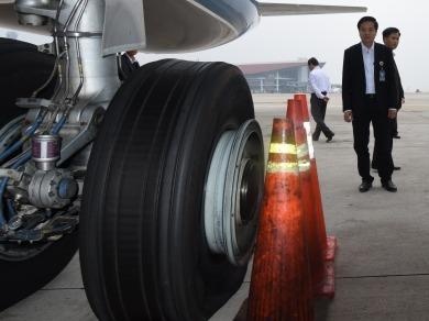 May bay Vietnam Airlines ha canh khan cap vi xit lop hinh anh