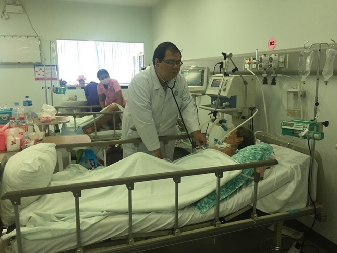 Nhung bac si Viet Nam trang dem cuu nguoi o Phnom Penh hinh anh