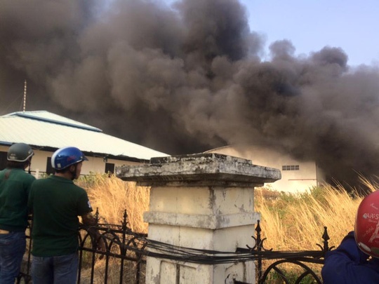 Cong ty nhua o Dong Nai boc chay ngun ngut, khoi den troi hinh anh