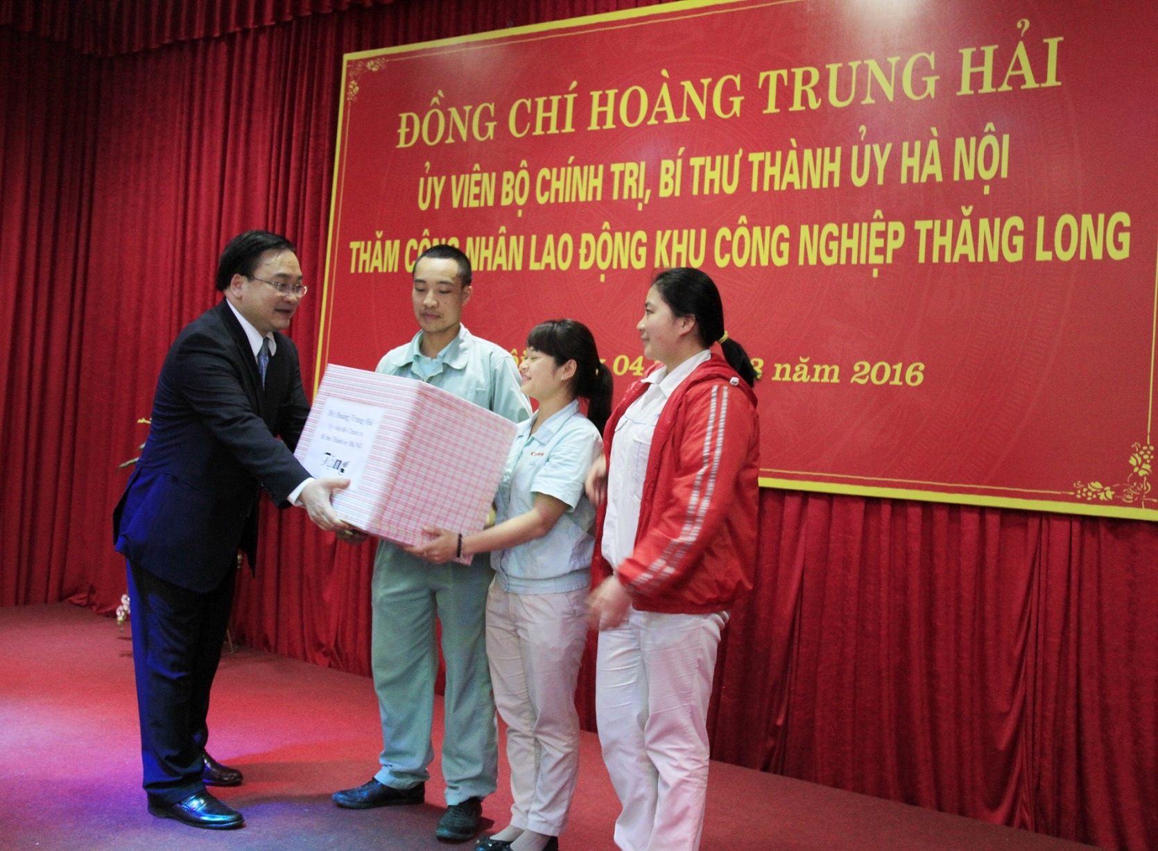 Bi thu Ha Noi: Phai dam bao an ninh, an toan cho cong nhan hinh anh