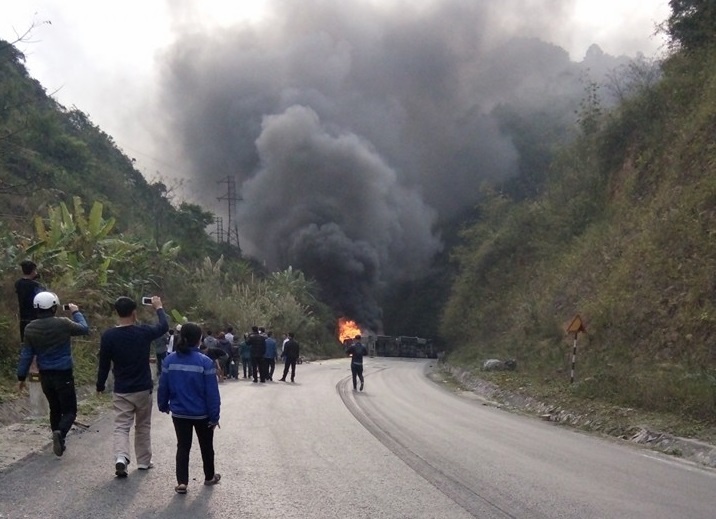 Xe bồn đâm xe khách ảnh 2 Xe bon dam xe khach anh 2