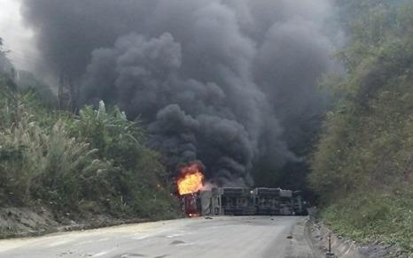 Hien truong vu xe bon dam xe khach tren deo Thung Khe hinh anh