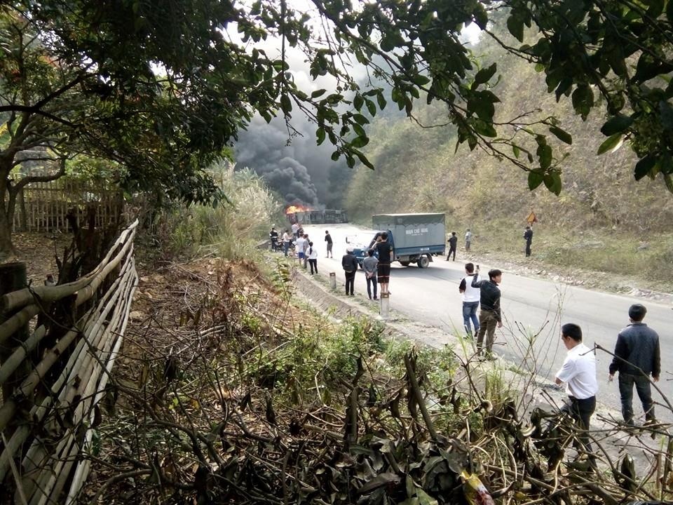 Xe bồn đâm xe khách ảnh 3 Xe bon dam xe khach anh 3