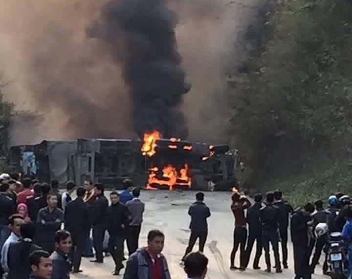 Xe bon boc chay tren deo Thung Khe hinh anh