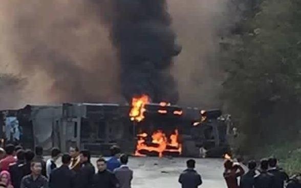 Xe bon dam nat oto khach tren deo, 3 nguoi tu vong hinh anh